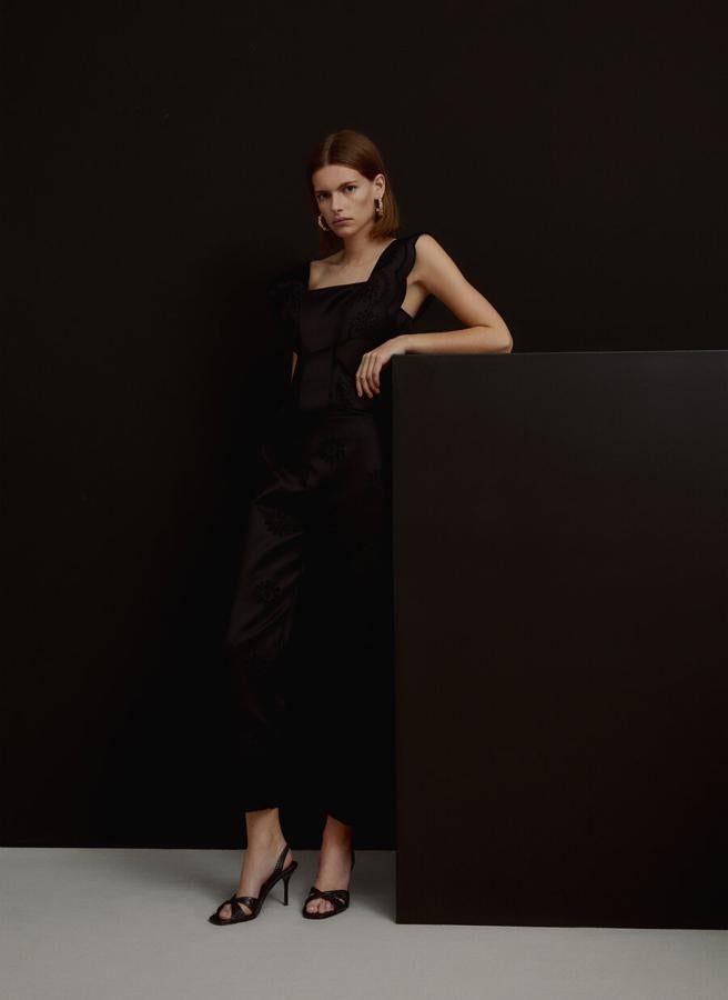 Este cojunto 'total black' de top (69 euros) y pantalón capri (129 euros) bordados forman uno de los conjuntos con más estilo de la primavera.