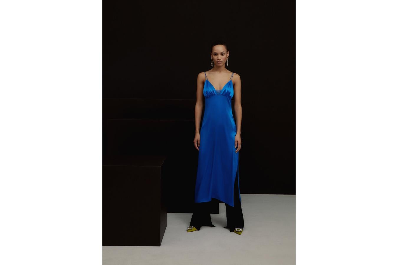 ¿Puede ser más sexy y favorecedor este slip dress azul klein que nos propone Uterqüe para la primavera? Cuesta 129 euros.