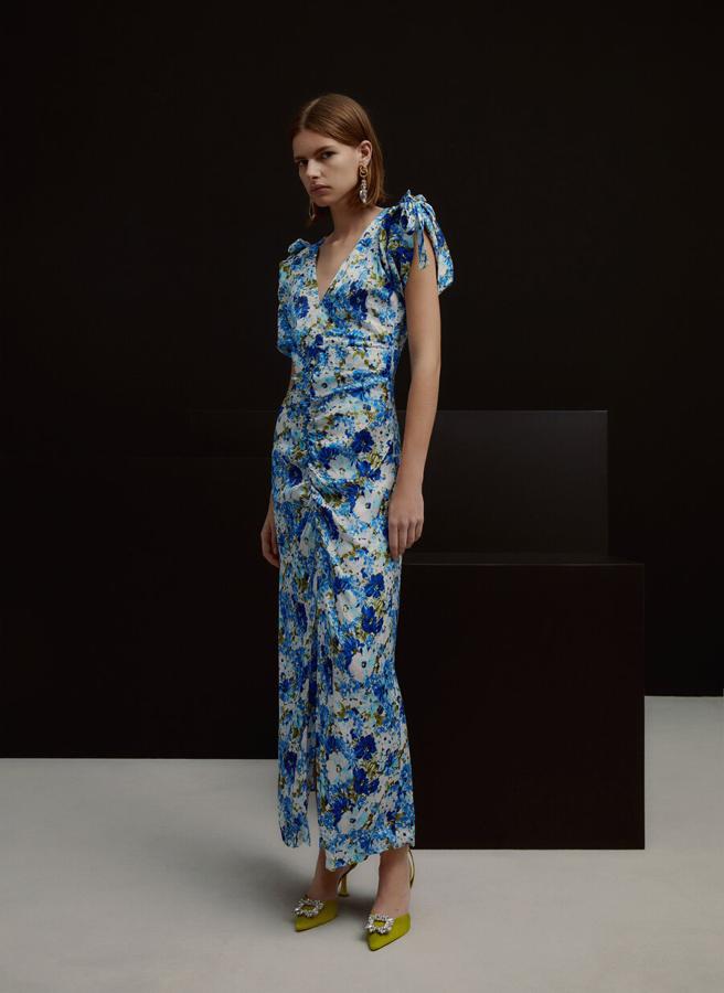 Si buscas look con el que acertar seguro en tu próximo evento de primavera, ficha este vestido con estampado de flores y cuerpo drapeado de la nueva colección de Uterqüe (129 euros).