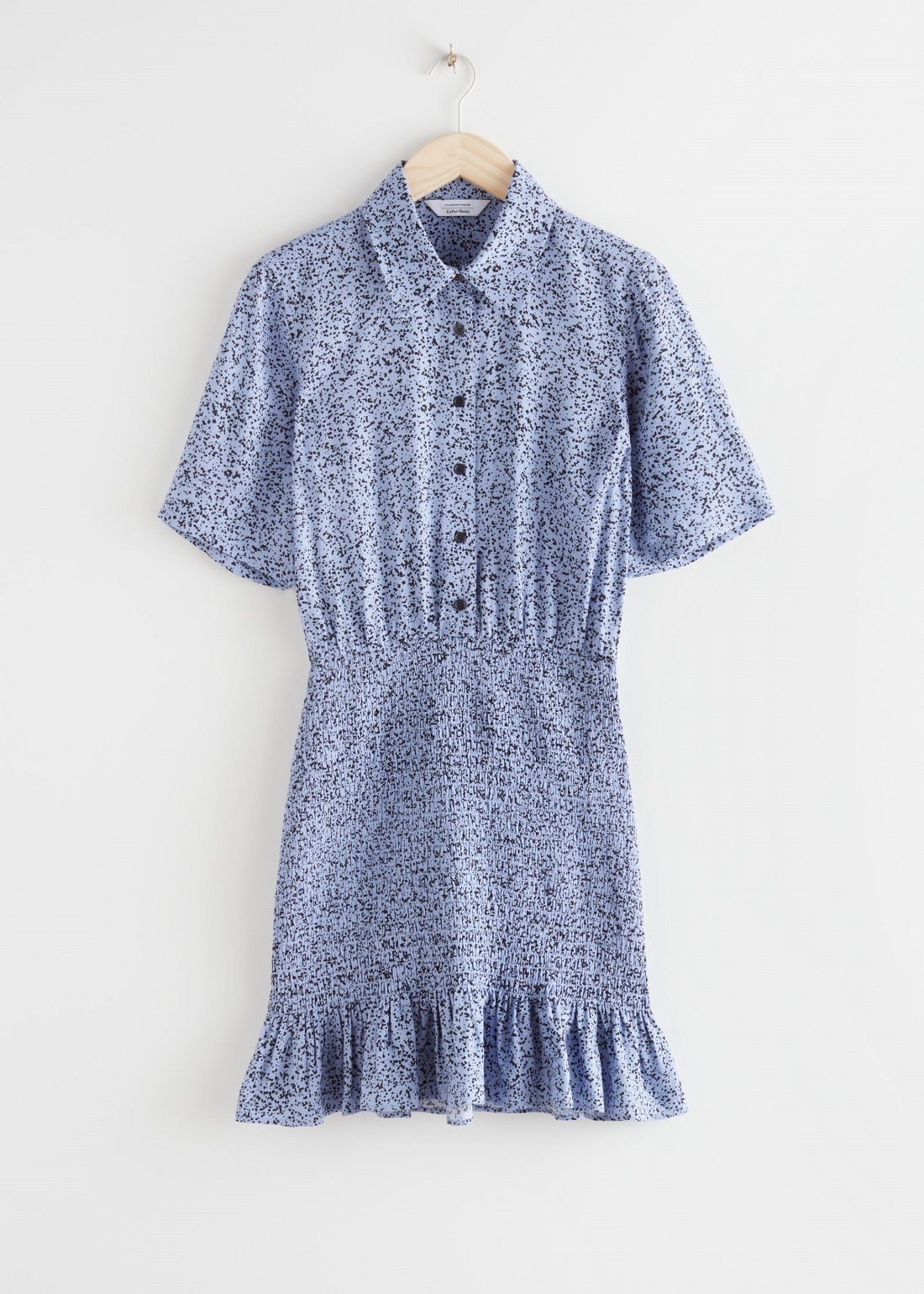 Vestido mini con cierre de botones y falda ajustada y fruncida de la nueva colección de &Other Stories. Una prenda en lila de esas que van a arrasar esta primavera/verano. (89 euros).