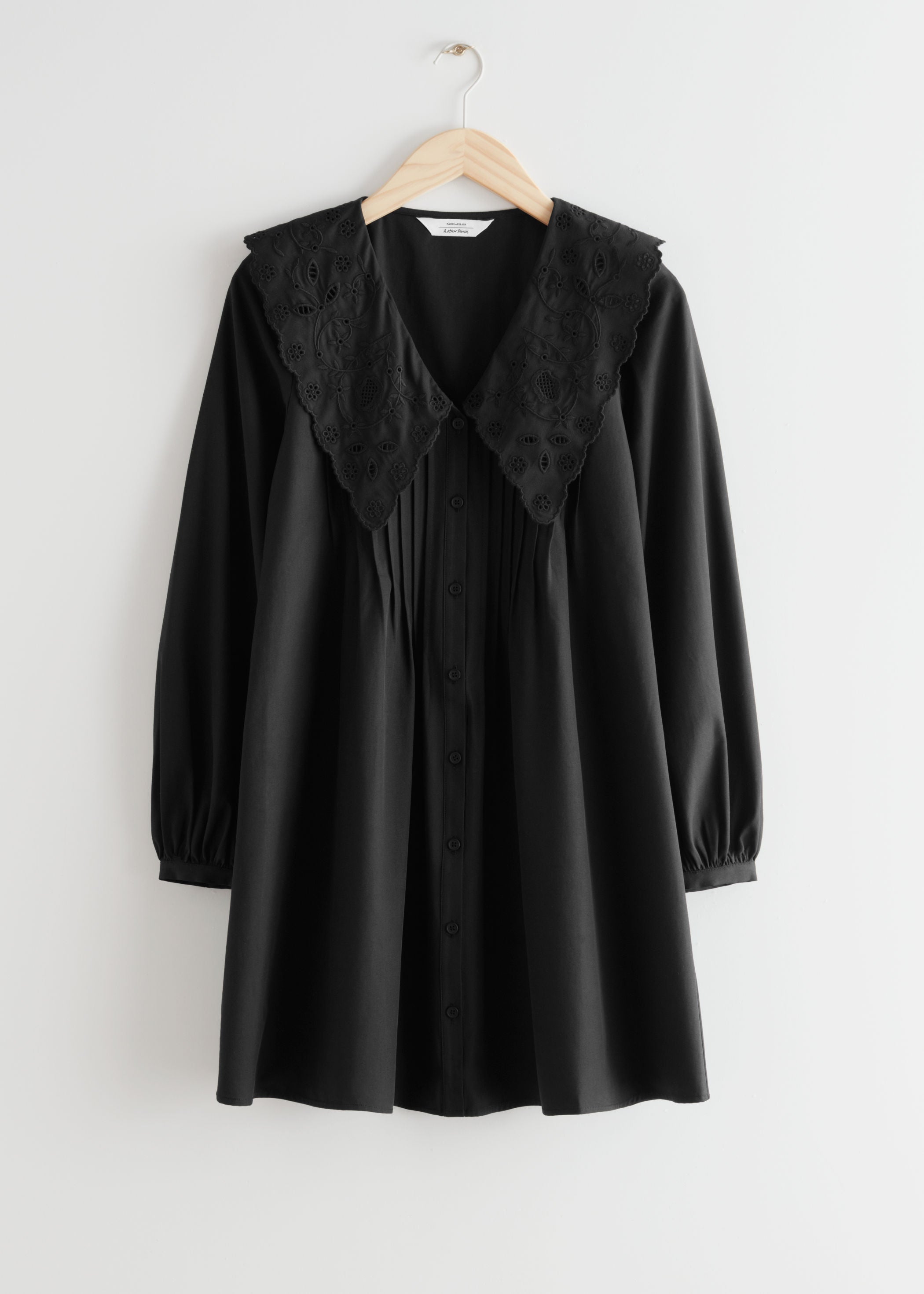 Seguimos con un básico en color negro pero en forma de un vestido al que no le falta detalle. Camisero y con el cuello bordado estilo babydoll que no paramos de ver entre las chicas que más saben de moda. Este es de &Other Stories y cuesta 99 euros.