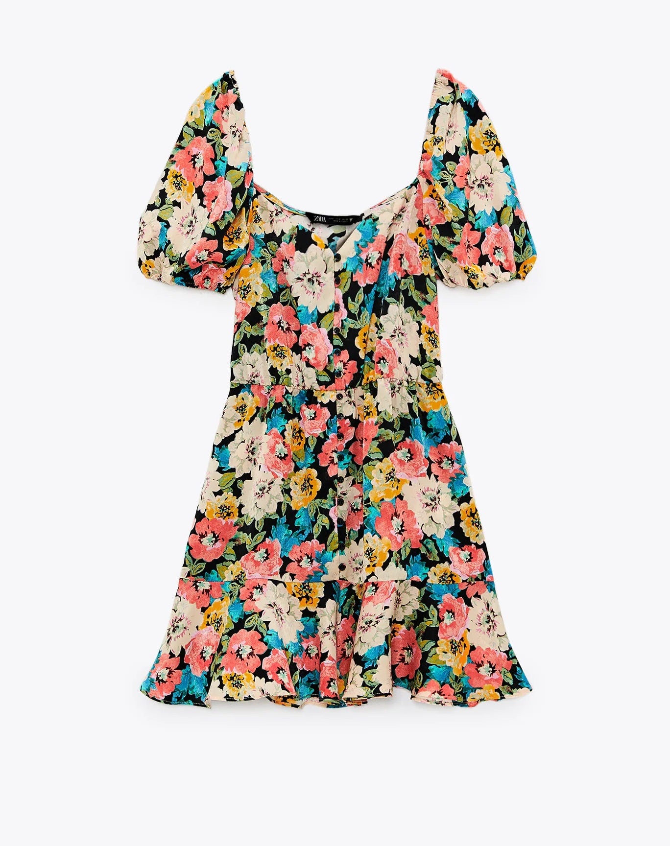 En nuestra lista no podía faltar el estampado estrella de la primavera: el de flores multicolor que lleva este minivestido de Zara con cierre de botones, bajo con volantes y mangas farol. Nos lo imaginamos con botas cowboy negras, Converse o unas sandalias atadas y se nos ilumina la cara. (29,95 euros).
