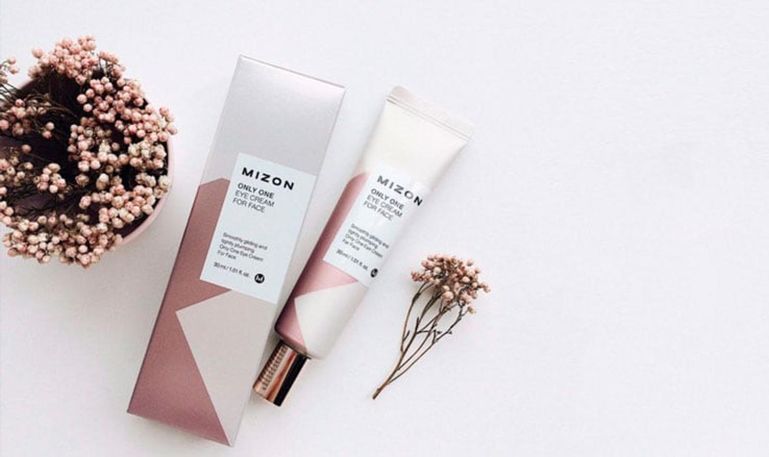 Reafirma y aumenta la elasticidad de la piel minimizando las lineas de expresión y dejando la piel más lisa, suave y tersa. Descongestiona la zona alrededor de las ojos, reduciendo bolsas y atenuando el color de las ojeras, revitalizando y aportando vitalidad y luminosidad a tu mirada. Precio actual: 12,99 euros