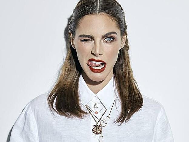 Camisa de Karl Lagerfeld, collares cangrejo y conejo de Aliita, collar concha de Versace y collar manos de Andrés Gallardo. La melena se ha recogido con raya al medio y coletas laterales.