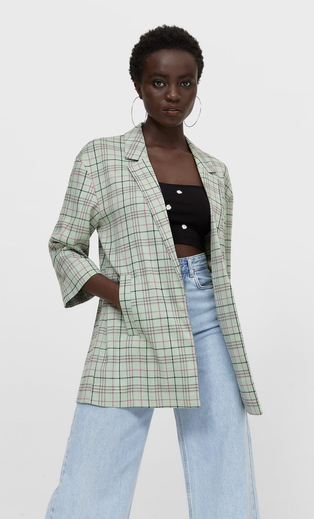 Si buscas una blazer original y diferente, la nueva colección de Stradivarius tiene varias versiones super coloridas como esta de cuadros en tono verde agua, manga tres cuartos y corte largo por 25,99 euros.