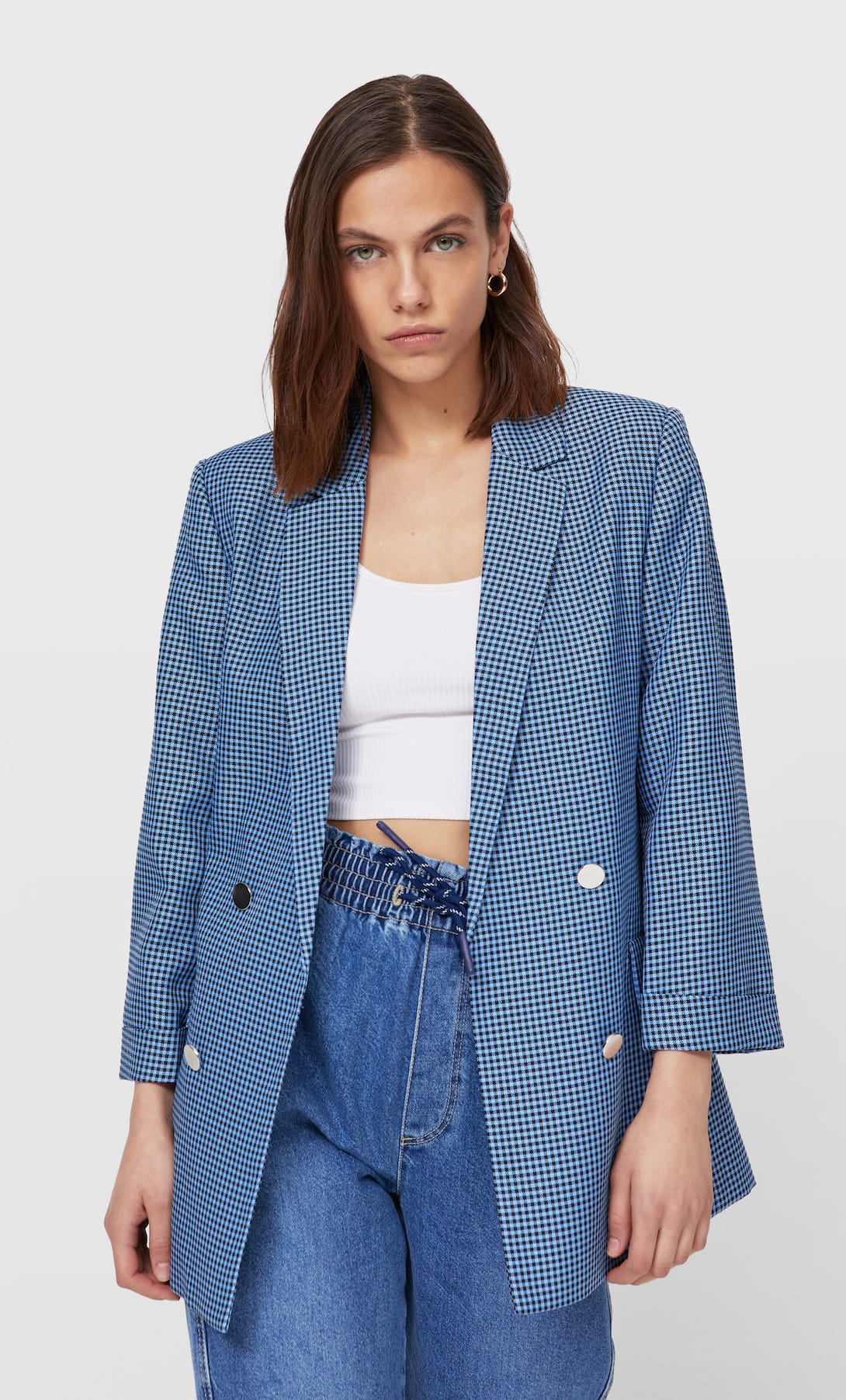 El azul es otro de los colores elegidos para lucir una blazer de cuadros. ¡Sienta de maravilla! (29,99 euros).