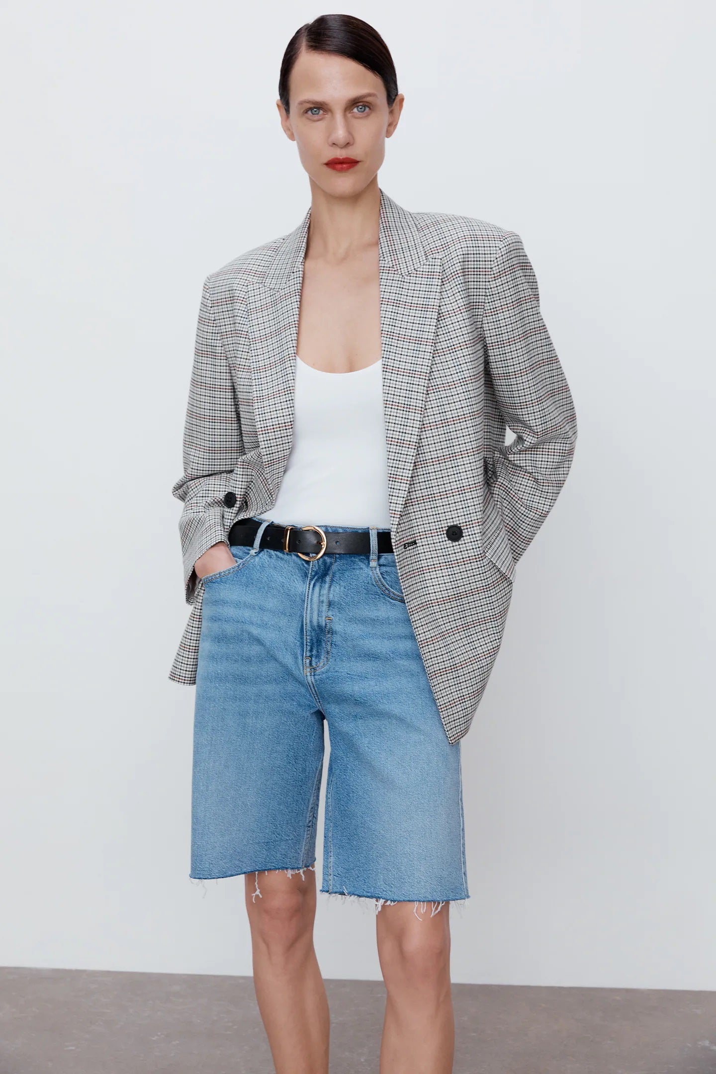 De corte más sutil y formal, blazer de cuadros oversize con cierre de botón cruzado. En Zara por 39,95 euros.