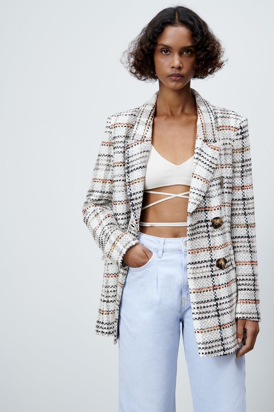 Blazer de cuadros estructurada con cierre cruzado de botones XXL y fondo blanco. Un best seller de Zara que está a punto de agotarse. (59,95 euros).