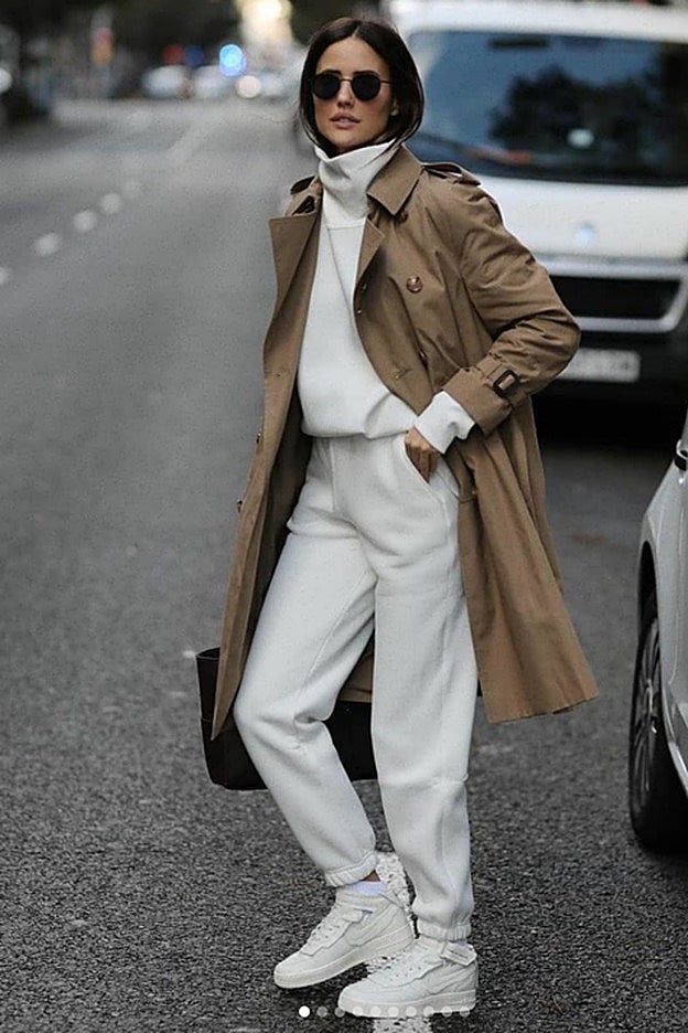 Una combinación imbatible: gabardina y total look blanco con chándal.
