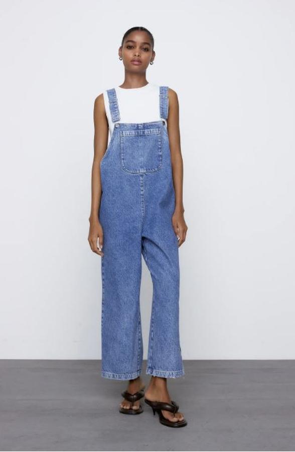 Los petos vaqueros han vuelto, y este oversize de Zara nos encanta (39.95 euros).