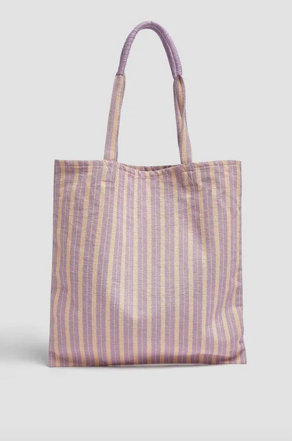 En rosa pastel y lila a rayas verticales, este bolso shopper que solo podemos comprar en la web de la firma viene con asas de hombro reforzadas y cuesta 15,99 euros.