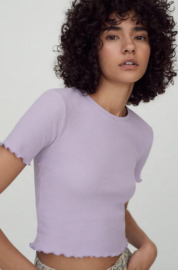 Esta camiseta cropped en cuadrillé de manga corta con detalle de rizos en el bajo y las mangas solo podemos comprarla en la web de la firma por 5,99 euros entre las tallas XS y XL.