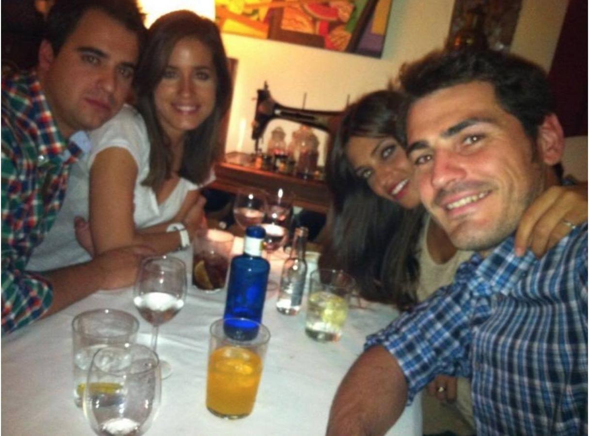 Sara Carbonero e Isabel Jiménez son íntimas amigas, las periodistas se conocieron hace más de diez años al coincidir como presentadoras de Informativos Telecinco. Para Sara, Isabel es una de las personas más importantes de su vida. Ambos matrimonios solían compartir muchos momentos juntos.