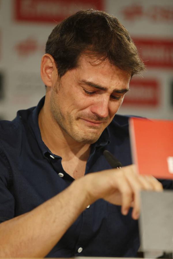 Casillas, que permaneció 15 temporadas en el Real Madrid, dijo adiós entre lágrimas y acompañado únicamente de los medios de comunicación en 2015. Años después recordaba esa despedida con tristeza “Pocas veces hablé de mi salida del Real Madrid. Di una rueda de prensa en solitario, error, y me fui".