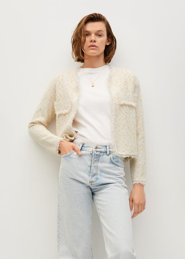 Chaqueta corta en tweed en tono crudo de Mango (29,99 euros)