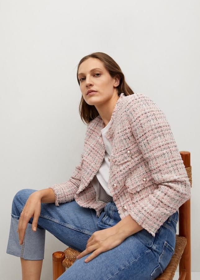 Chaqueta corta en tweedn en color roda con botones plateados de Mango (59,99 euros)