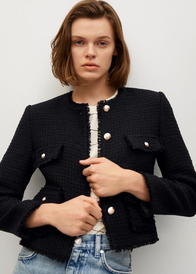 Chaqueta corta en tweed negro con botones dorados de Mango (59,99 euros)