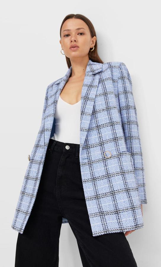 Chaqueta de tweed estampada con cuadros en tonos azules de la nueva colección de Stradivarius (49,99 euros)