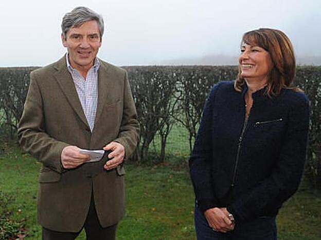 Carole y Michael Middleton en la entrada de su propiedad.