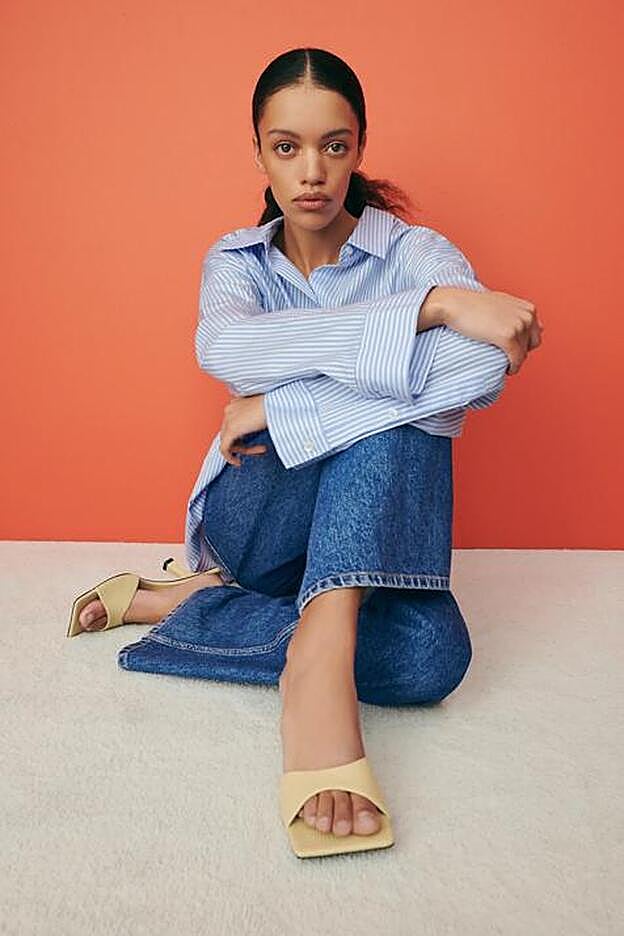 Sandalias de tacón tipo mule en amarillo pastel de Zara.