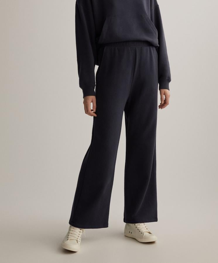 Pantalón fluido de color negro de la nueva colección de Oysho (29,99 euros)