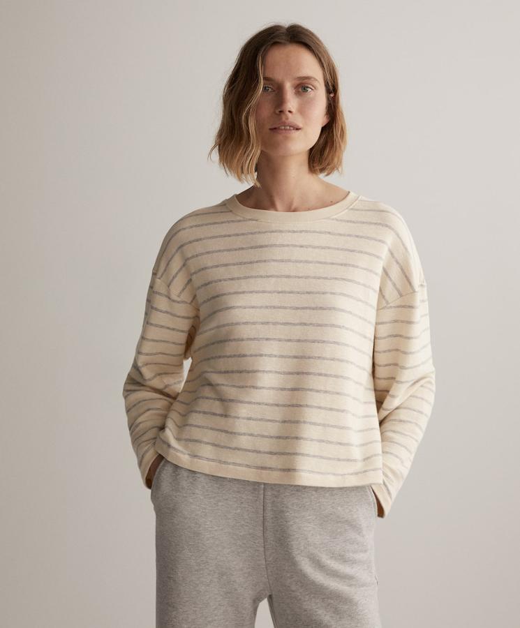 Sudadera en color crema con rayas de la nueva colección de Oysho (35,99 euros)