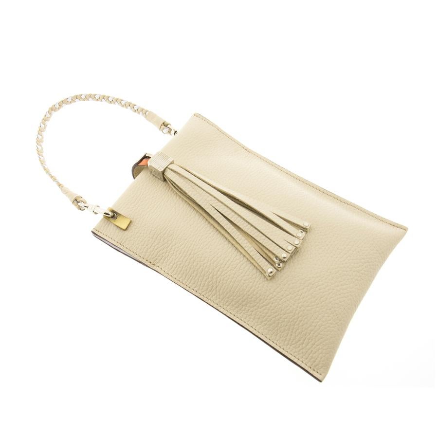 Con asa trenzada y borla, de Box San Sebastián (195 euros).