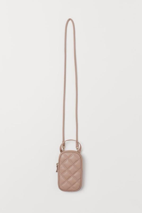 En rosa empolvado y guateado, de H&M (14,99 euros).