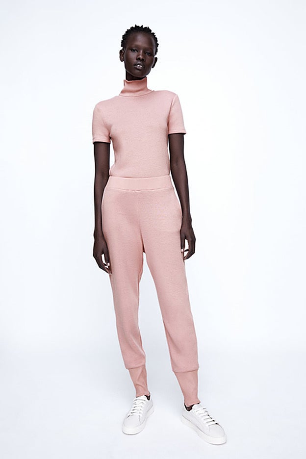 El chándal rosa reinterpretado por Zara con un cisne de manga corta.