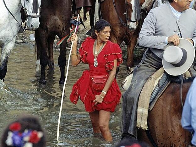 Carmina Ordóñez cruza el río Quema en El Rocio de 1995.