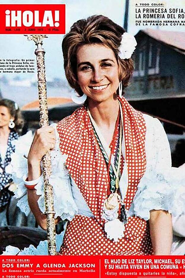 La primera portada de la Reina Sofía vestida de rociera.