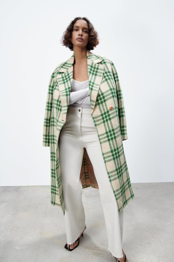 Abrigo con estampado de cuadros en verde y beige de Zara (99,99 euros)