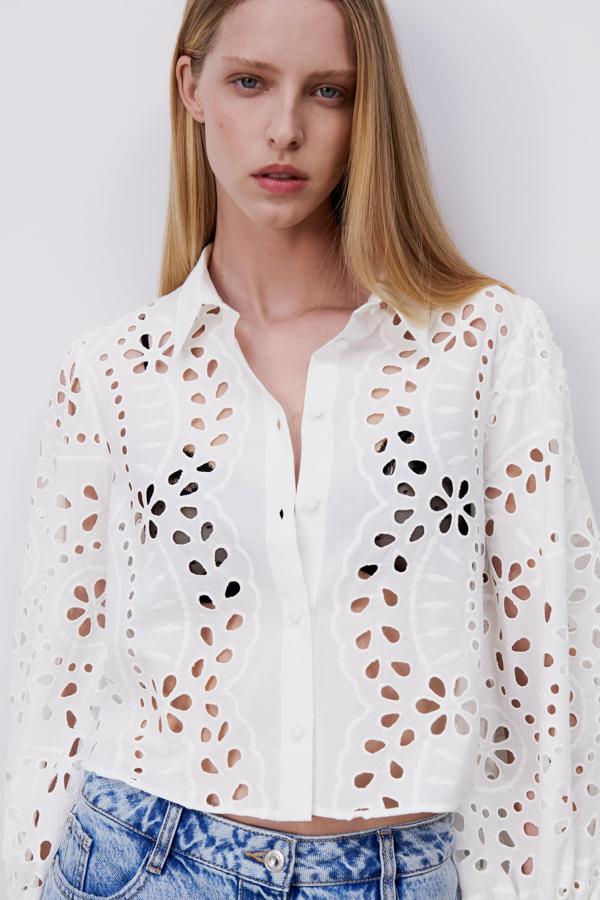 Blusa blanca con flores caladas de Zara (29,99 euros)