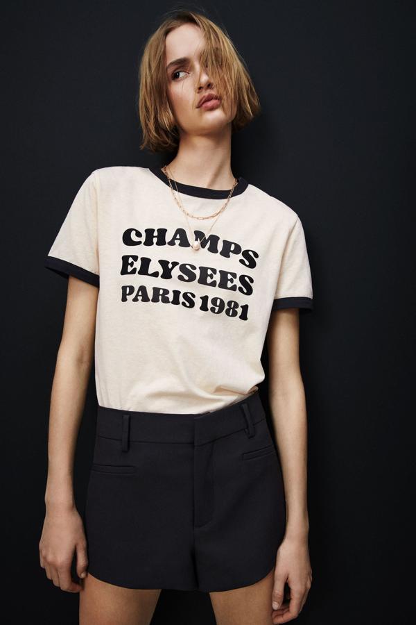 Camiseta con mensaje y vivos en contraste de Zara (5,99 euros)