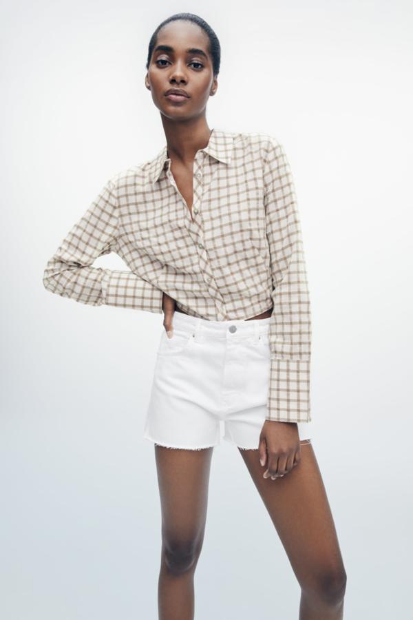 Blusa con estampado de cuadros de Zara (22,99 euros)