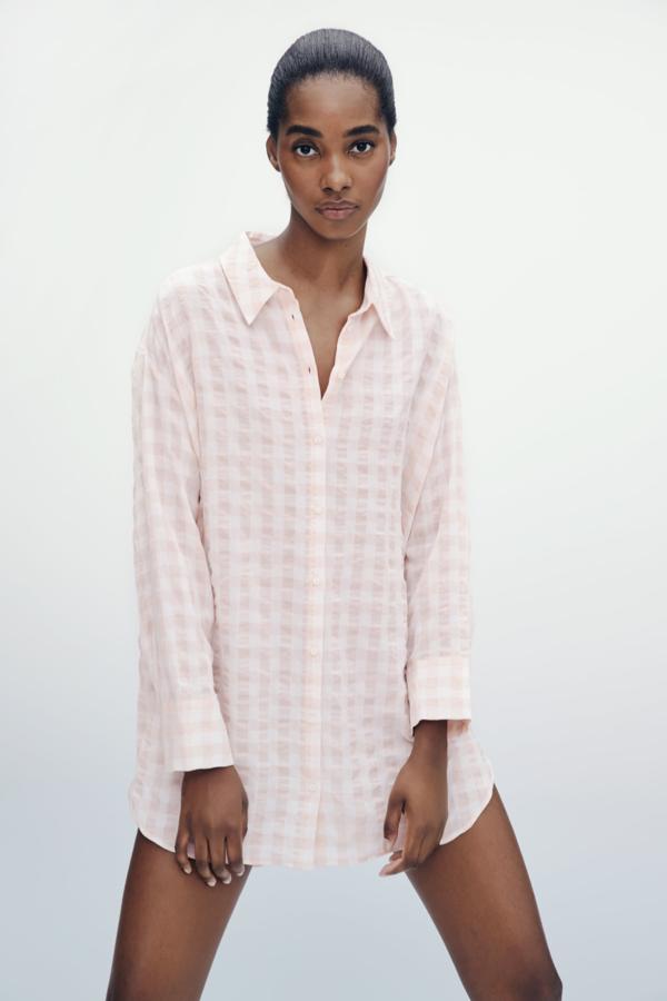 Blusa con estampado de cuadros en color rosa y blanco de Zara (25,99 euros)