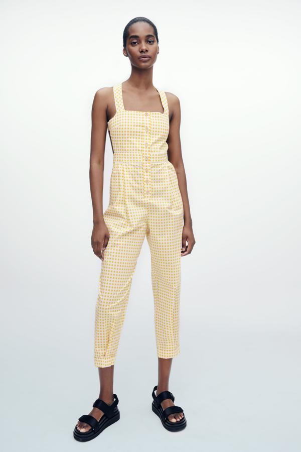 Mono con botones y estampado de cuadros en amriallo y blanco de Zara (29,99 euros)