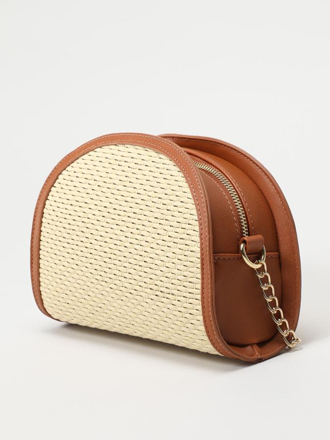En formato bandolera, este bolso de rafia en color natural combinada con detalles de efecto piel en marrón cuenta con un asa larga metálica en forma de cadena. Es de Lefties y tiene un precio de 12,99 euros.