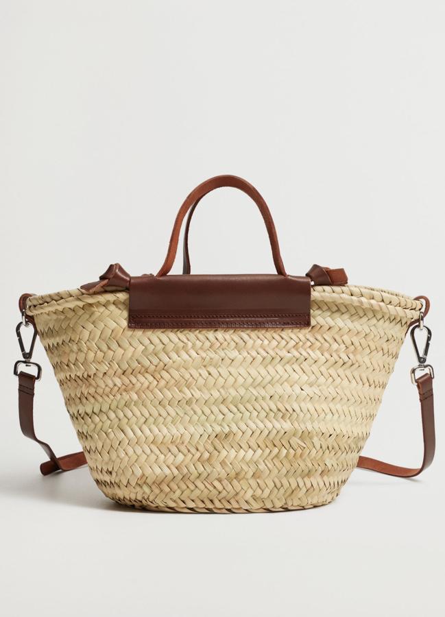 Mango nos propone este capazo de rafia en color natural con detalles de piel disponible en color cuerpo nude. Con doble asa corta y una larga desmontable, tiene un precio de 39,99 euros.