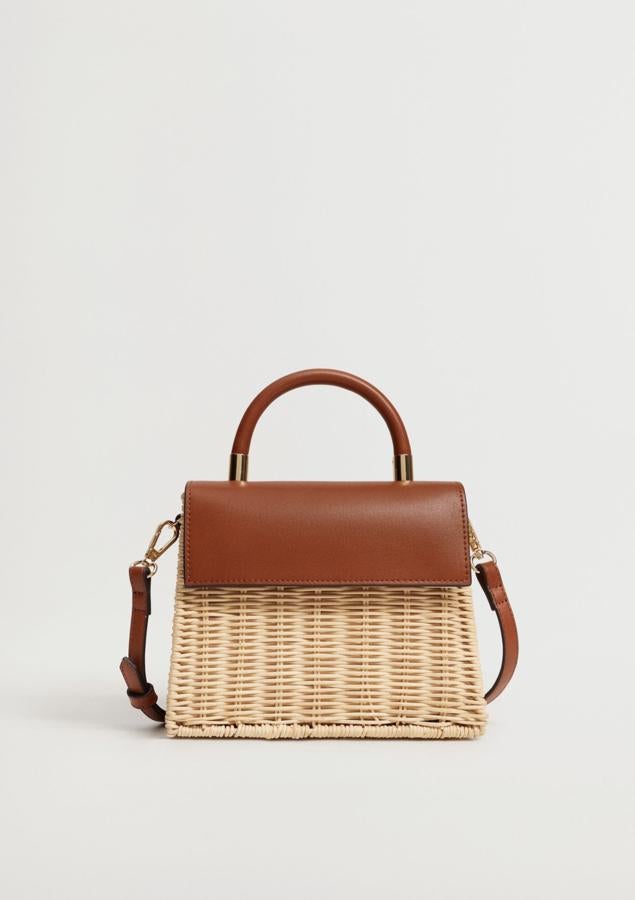Con un diseño en forma de caja, este bolso bandolera de ratán con solapa y asa en color cuero, cuenta con forro interior y detalles dorados. Es de Mango y tiene un precio de 39,99 euros.