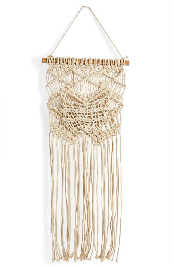 Este adorno de inspiración rustic chic en macramé cuesta 7 euros.
