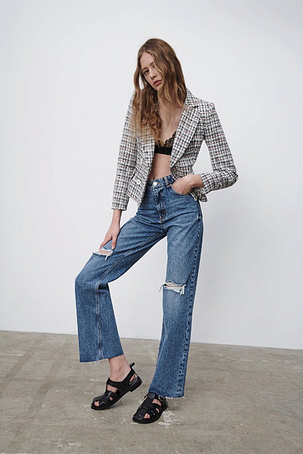 Esta blazer de cuadros de silueta entallada de Zara está rebajada en los Special Prices de 49.95 a 25.99 euros.