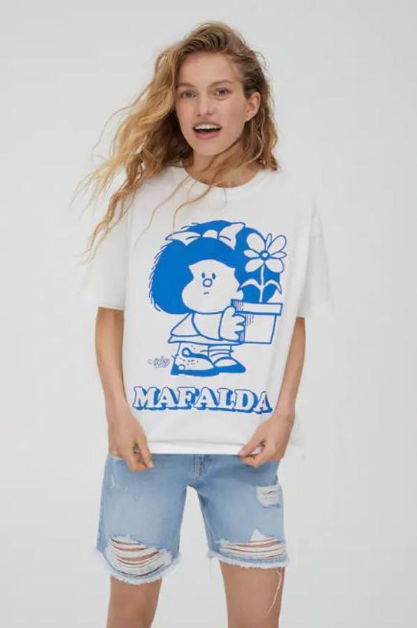 Camiseta de manga corta banca con dibujos azules (15,99 euros).