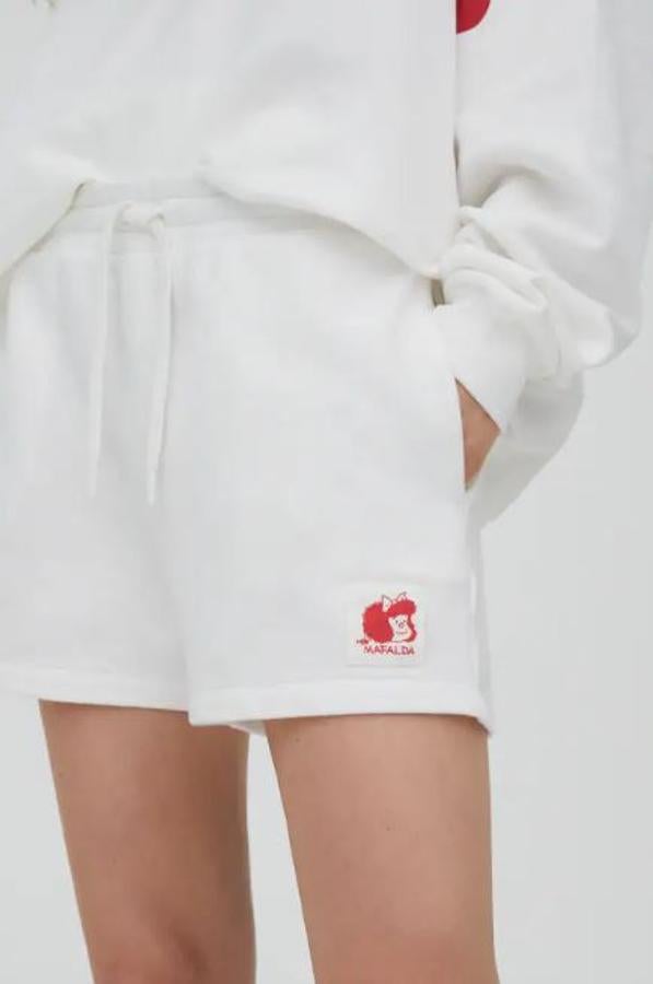Short deportivo blanco con dibujo en rojo (15,99 euros).