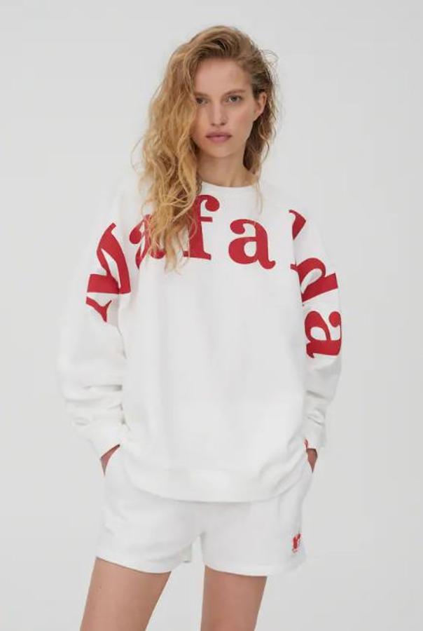 Sudadera blanca con letras en rojo y espalda con el texto "Lo importante es ser uno mismo" (22,99 euros).