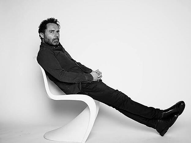 El 26 de marzo estrena una ficción coral, protagonizada por Paco León y Leonor Watling, ambientada en tiempos de Covid, que se mueve en el terreno de la comedia romántica.