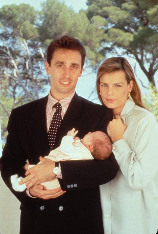 En 1995 se casó con el guardaespaldas Daniel Ducruet con quien tuvo a sus hijos Luis y Paulina. Este matrimonio terminó en 1996 tras filtrarse unas fotos de la infidelidad de él con una bailarina en una piscina que dieron la vuelta al mundo.