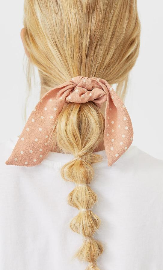 Si lo tuyo son las coletas originales, esta opción te va a encantar. Hazte con uno de estos coleteros que llevan tiras sueltas, sujeta tu melena en una coleta y añade gomas pequeñas para conseguir el efecto burbuja.