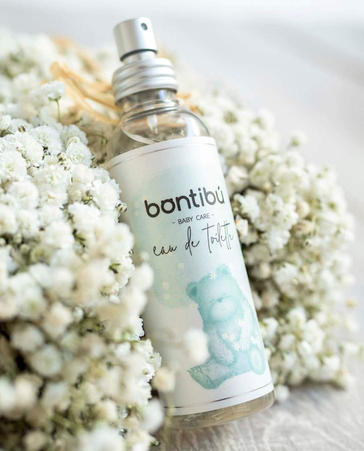 Un perfume... pero no cualquier perfume: uno que puedan compartir los papás y sus bebés, como este de Bontibú (11.50 euros el frasco de 75ml., y 22.50 el de 250ml.), que huele a algodón, a limpio y da una sensación muy agradable con su aroma a talco.