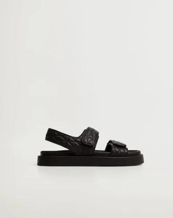 Técnicas y en color negro, de Mango (39,99 euros).